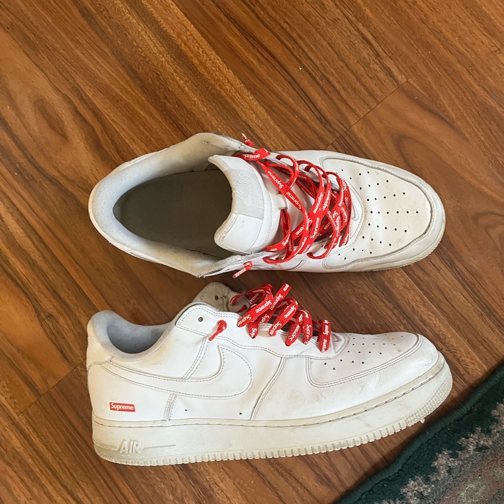 White Men’s special edition Nike Air Force x Supreme Sneakers low with Red Laces